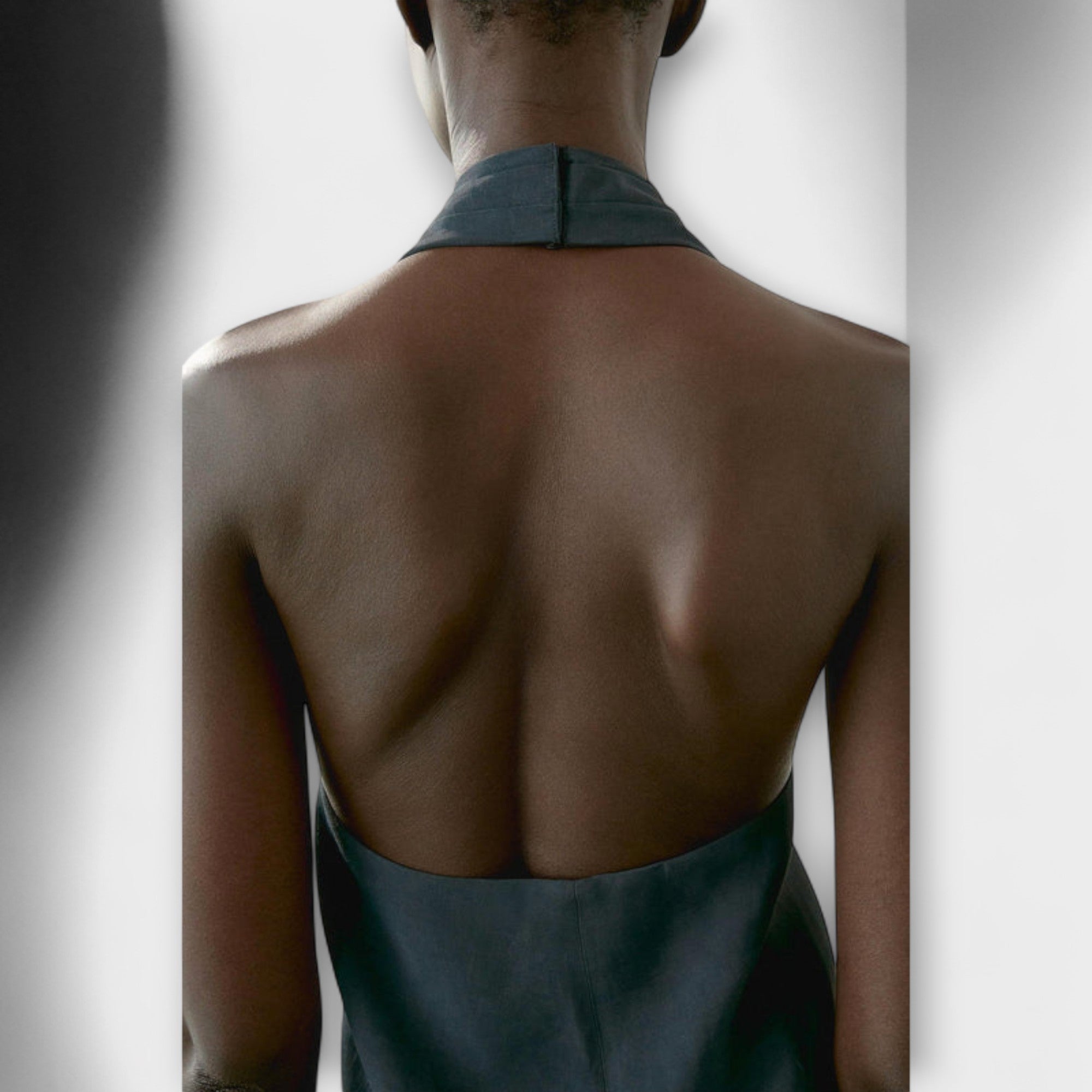 Hannah | Top Halter Neck Bleu avec Découpe au Dos