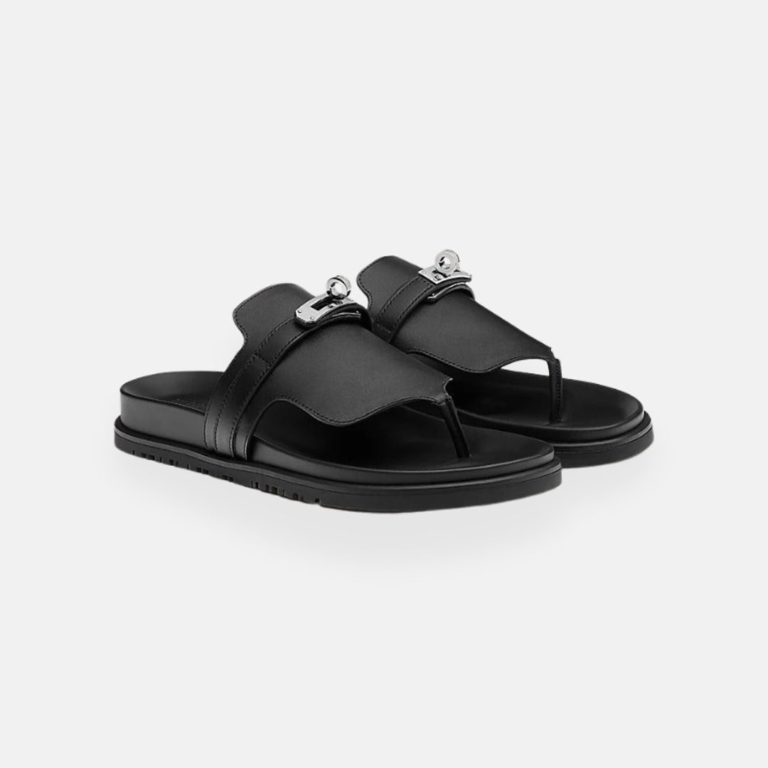 Cerise | Tongs noires élégantes avec détail bijou