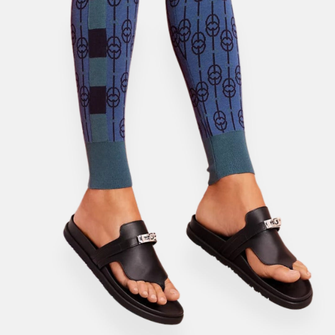 Cerise | Tongs noires élégantes avec détail bijou